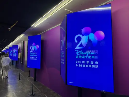 ▲中山藝文廊都可以看到滿滿的迪士尼明星和派對裝飾。（圖／記者鍾怡婷攝）