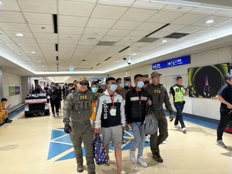 ▲刑事局7日從緬甸遣送55名包含詐欺犯與人口販運被害人抵台，其中25人是通緝犯。（圖／刑事局提供）