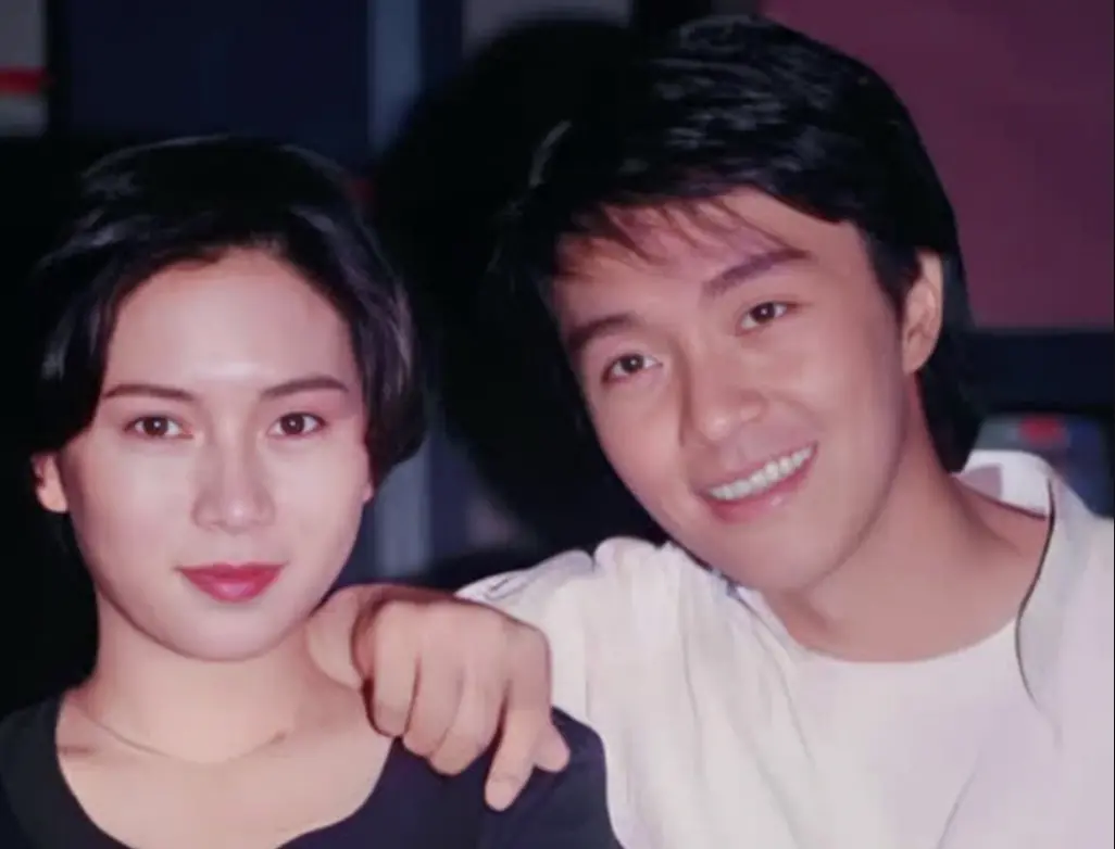 ▲羅慧娟（左）曾說和周星馳交往最辛苦的就是要說謊，而她是一個不喜歡說謊，且對感情認真的人。（圖／翻攝自微博）