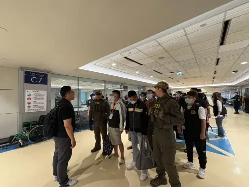 ▲刑事局7日從緬甸遣送55名包含詐欺犯與人口販運被害人抵台，其中25人是通緝犯。（圖／刑事局提供）