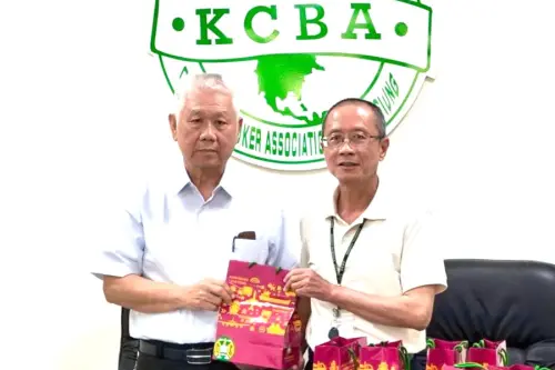 ▲關務署高雄關到高雄市報關公會，舉辦輸美國貨品原產地聲明書出口報關新制宣導說明會，由副關務長高丁財(右)致送紀念品給與會相關業者，由高雄市報關公會理事長洪正隆(左)代表接受。(圖／關務署高雄關提供)