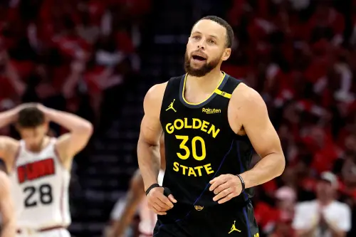 ▲勇士一哥Stephen Curry經診斷為一級腿後肌拉傷，至少休兵一周，季後賽前四戰確定缺席。傳奇球星Shaquille O’Neal曾指出，以Curry 37歲的年紀，其跑動量相當驚人，並對傷勢表達關注。（圖／路透／達志影像）