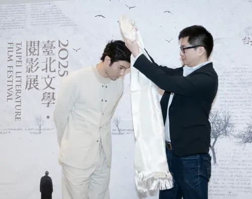 ▲文化局專委邱稚亘（右）為鳳小岳獻上西藏的哈達。（圖／台北文學．閱影展提供）