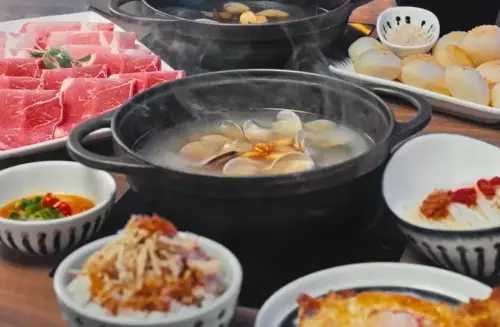 尬鍋主打台式鍋物,菜單上有許多雞湯火鍋和台式小吃可選擇。(圖/尬鍋臉書) ▲尬鍋主打台式鍋物,菜單上有許多雞湯火鍋和台式小吃可選擇。(圖/尬鍋臉書)