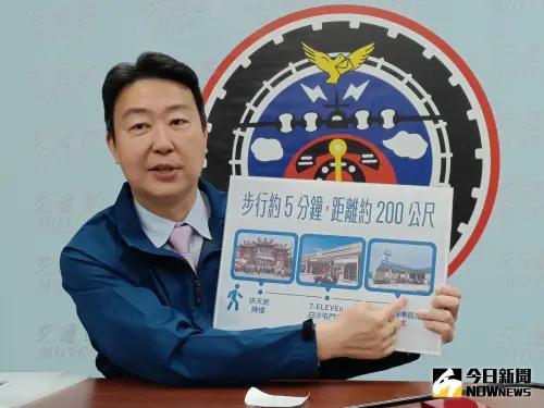 ▲陳世凱提醒，拱天宮站搭乘地點為台中中油申昌站，距離拱天宮牌樓步行5分鐘，距離約200公尺。（圖／記者許若茵攝）