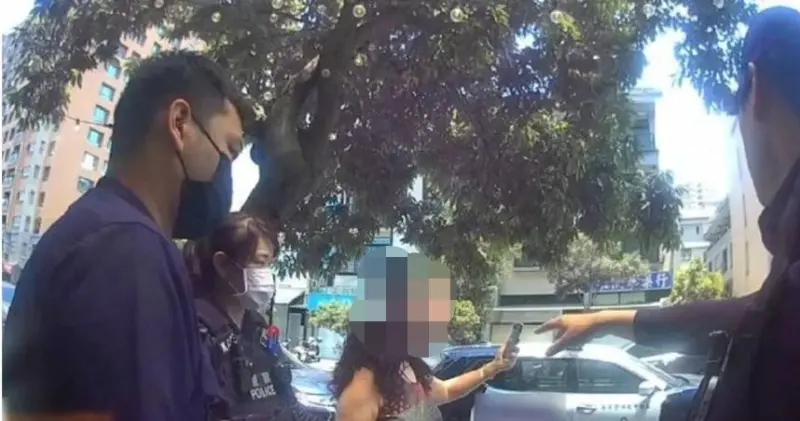 ▲高雄飯糰店女房東又闖店裡，店主夫妻報警處理，警方到場勸房東離開。（圖／翻攝畫面）