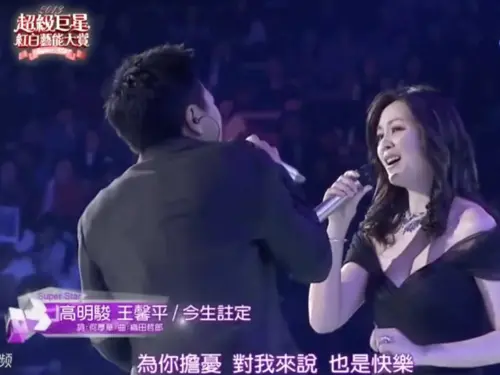 ▲王馨平（右）與高明駿2013年一同重現經典神曲的畫面，再度引發熱烈討論。（圖／翻攝自臉書Music Storeroom 音樂儲藏室）