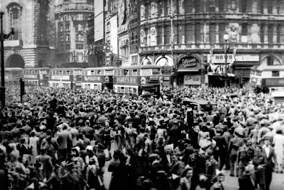 ▲1945年5月8日，第二次世界大戰結束，歐洲人民上街慶祝。（圖／翻攝自維基百科）