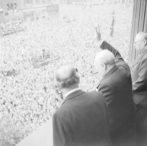 ▲英國首相溫斯頓·邱吉爾群眾揮手致意慶祝二次大戰歐洲戰場獲勝。（圖／翻攝自維基百科）