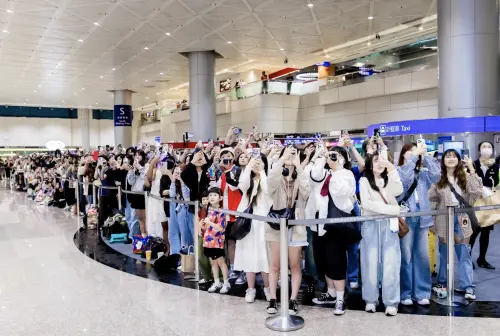 ▲機場有4、500位粉絲準備迎接泰國男星BKPP雙人組來台，兩人之前演出的BL劇頗受台灣的影迷喜愛，這次是來宣傳電影《冥婚鬧泰大》。（圖／金盞花大影業提供）