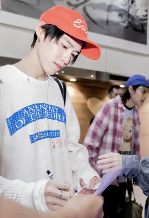 ▲泰國男星PP Krit為守候在機場的影迷簽名，這次來台是為了宣傳電影《冥婚鬧泰大》。（圖／金盞花大影業提供）