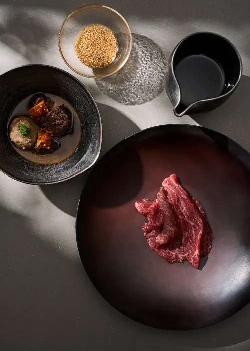 ▲以法式澄清熱湯汆燙出經典牛肉湯「近江牛/ consommé /枸杞」，隨附一碗牛雜湯。（圖／HAILI提供）