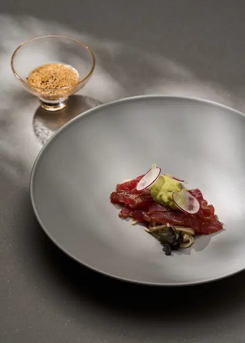 ▲看得出這是台北的涼麵早餐嗎？「九州本鮪／Pine nut Praline／酪梨」預料將是下一道招牌名菜。（圖／HAILI提供）