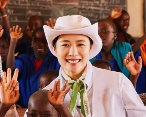 金賢珠公益大使。(圖/台灣好鄰居提供) ▲金賢珠與團隊親自走訪各地,包括韓國、孟加拉、坦尚尼亞、查德、尼泊爾等國家,深入探視當地兒童及弱勢家庭的真實處境。(圖/台灣好鄰居提供)