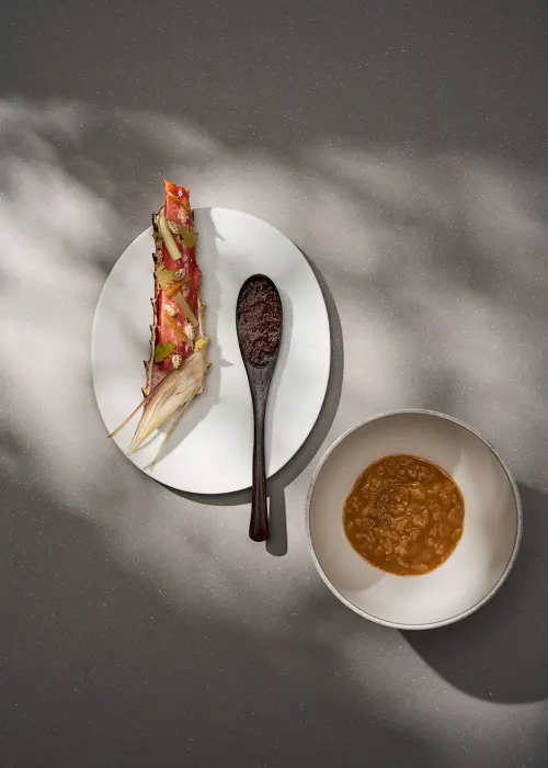 ▲主廚南下高雄後，首次得知螃蟹被煮成早餐粥的日常奢華，以「鱈場蟹／雑炊／岡山豆瓣」向其致敬。（圖／HAILI提供）