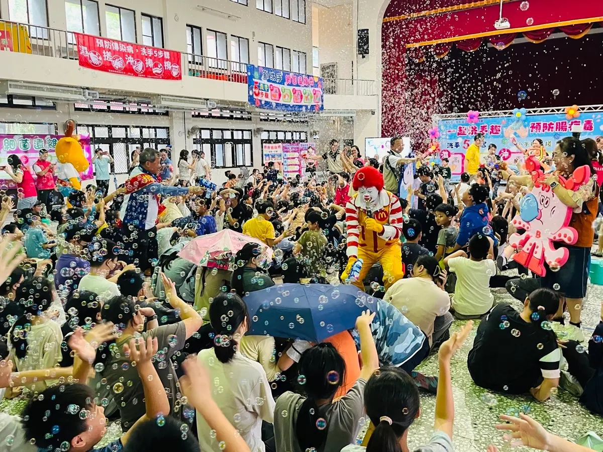 ▲一起示範正確洗手5步驟「濕、搓、沖、捧、擦」，教導學童確實做好手部衛生。（圖／國健署）