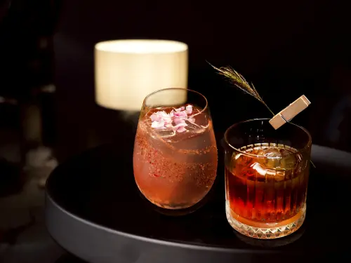 ▲《皮爾沙酒吧》春季特調，清雅茶香與醇厚酒香激盪獨特風味。（圖／遠雄悅來大飯店）