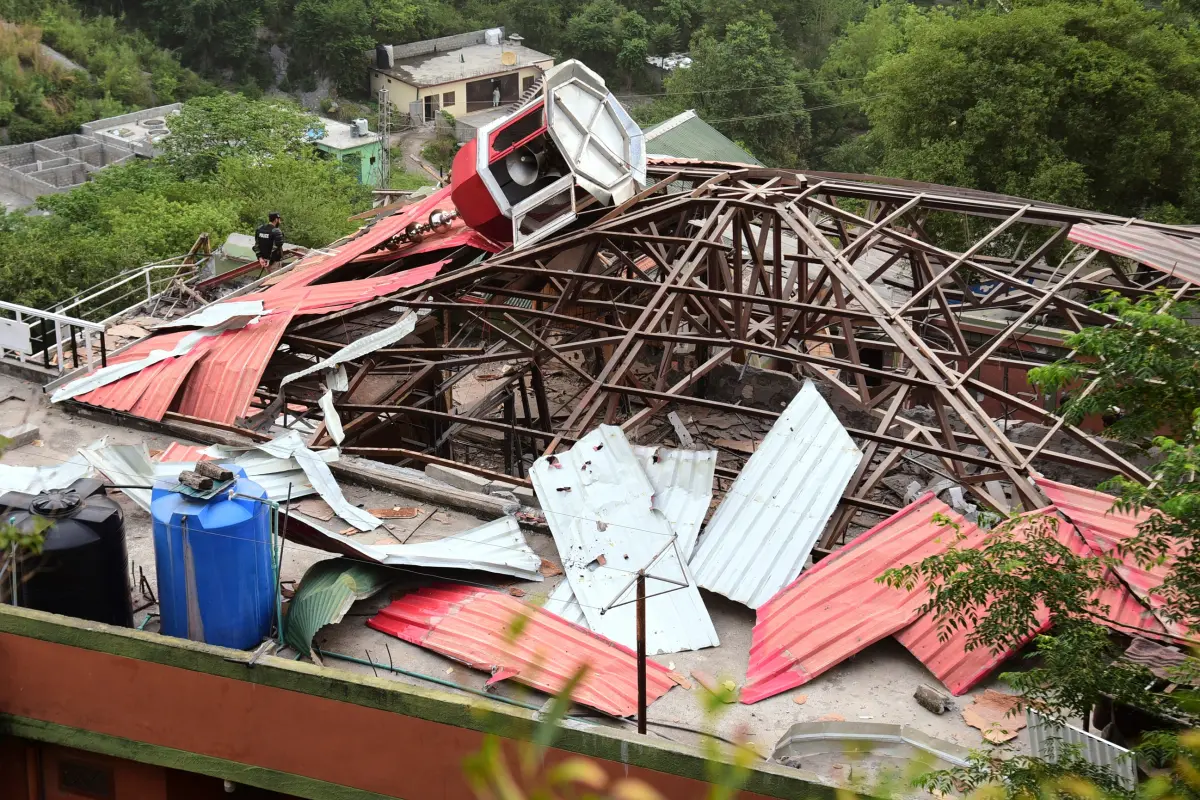 ▲巴基斯坦喀什米爾控制區首府穆扎法拉巴德，一處清真寺疑遭印度飛彈襲擊受損。（圖／美聯社／達志影像）