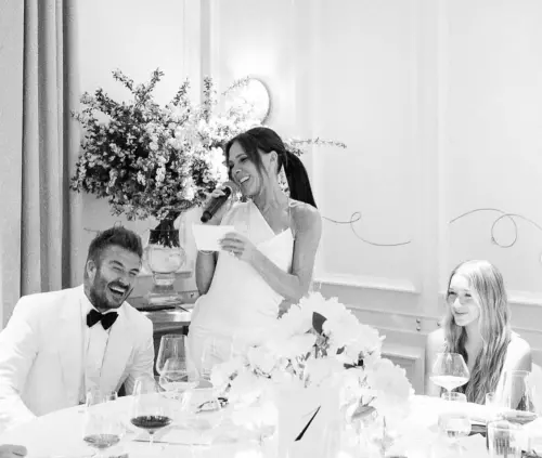 ▲大衛貝克漢(左)50歲生日,妻子維多莉亞(中),女兒哈珀都陪他共度。(圖/摘自IG) ▲大衛貝克漢(左)50歲生日,妻子維多莉亞(中),女兒哈珀都陪他共度。(圖/摘自IG)