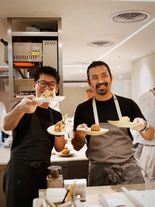 ▲4月首場「Cock Fight」炸雞爭霸，左起：由米其林一星盈科EIKA稗田良平主廚端出「母親的唐揚雞」；對上地主隊主廚林明健的「溏心蛋炸雞」。（圖／Afterglo提供）