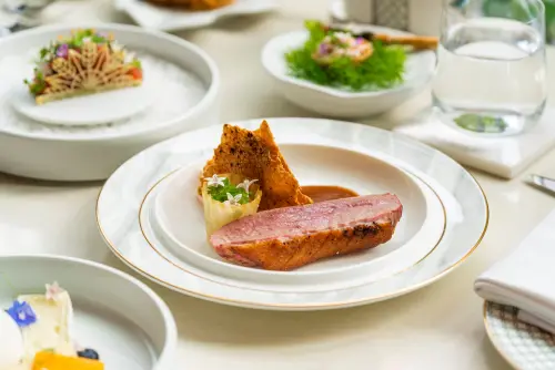 ▲沐檸餐廳午間推薦菜色如「柚香宜蘭櫻桃鴨」，融合宜蘭在地與清新果香。（圖／業者提供）