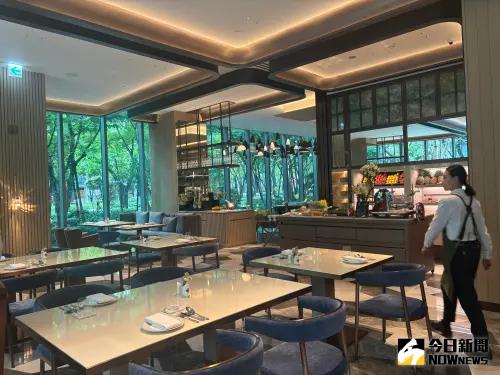 ▲沐檸餐廳以四米挑高的落地窗景迎來陽光灑落、樹影婆娑與水影交織的氛圍，營造出綠意盎然的城市款待空間。（圖／記者金武鳳攝，2025.5.7)