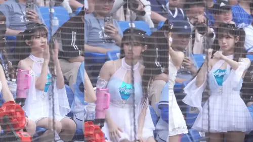 ▲李珠珢眼神專注盯緊球場動向，沒想到反應太快，見到敵對出局後立刻站起，見到旁邊隊友還沒反應後又尷尬坐下。（圖／走一日球迷 台湾プロ野球チア YouTube）