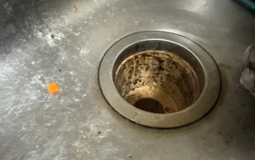 廚房洗手台水槽油垢超厚！內行放「1神物」變超乾淨：不用刷洗了
