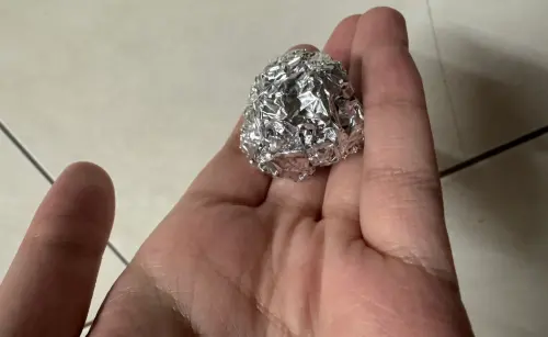 ▲將鋁箔紙揉成約10元硬幣大小的球,將數顆放進廚房水槽排水口的籃子裡,能變成去污神器。(圖/記者潘毅攝) ▲將鋁箔紙揉成約10元硬幣大小的球,將數顆放進廚房水槽排水口的籃子裡,能變成去污神器。(圖/記者潘毅攝)