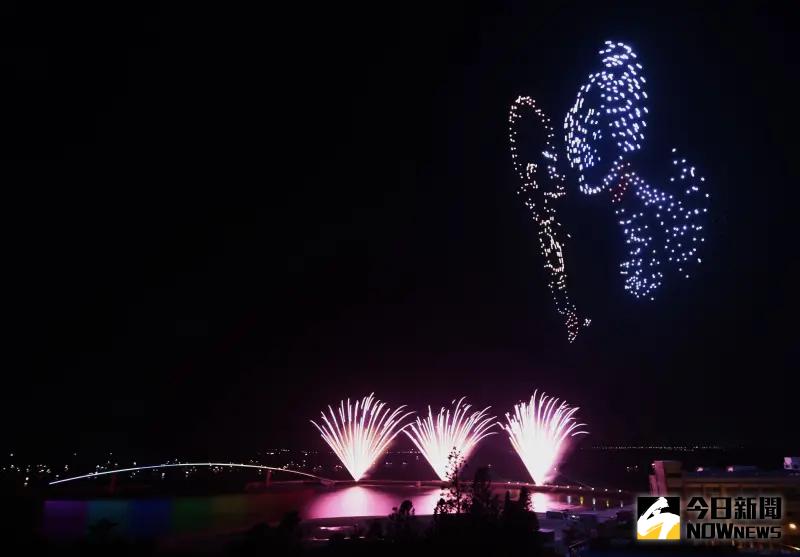 ▲澎湖縣政府今（7）日正式宣布取消2025澎湖國際海上花火節後續場次無人機展演，並將煙火施放延長為12分鐘，以提升精采度及整體視覺效果。（圖／記者張茂雄攝)