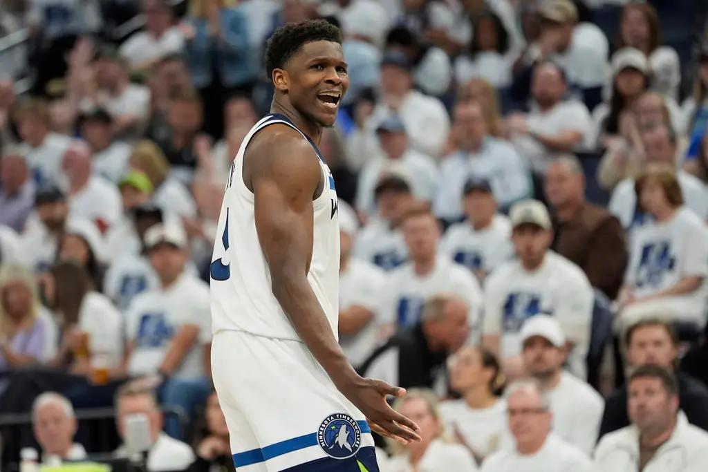 ▲西區次輪首戰，明尼蘇達灰狼全隊手感冰冷，以88：99慘敗給金州勇士。當家球星Anthony Edwards狀況低迷，上半場8投0中僅靠罰球拿1分，儘管最終繳出23分14籃板，但效率未達水準。（圖／美聯社／達志影像）