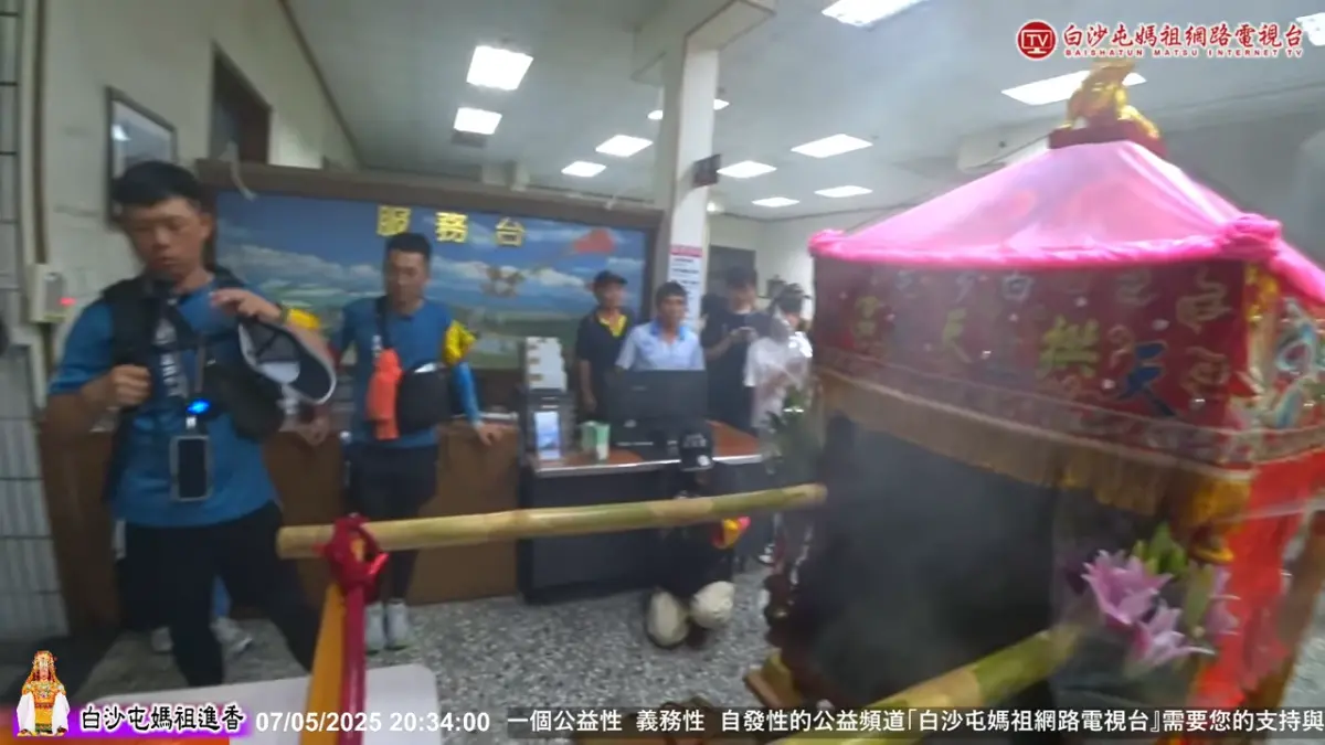 ▲今（7）日晚間8點30分，粉紅超跑鑾轎抵達溪湖糖廠，並於當地駐駕。（圖／YT@白沙屯媽祖網路電視台）