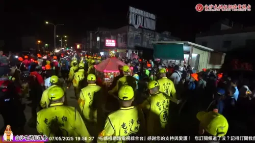 粉紅超跑晚間再度海放頭旗車以及隊伍最前方的香燈腳。(圖/YT@白沙屯媽祖網路電視台) ▲粉紅超跑晚間再度海放頭旗車以及隊伍最前方的香燈腳。(圖/YT@白沙屯媽祖網路電視台)