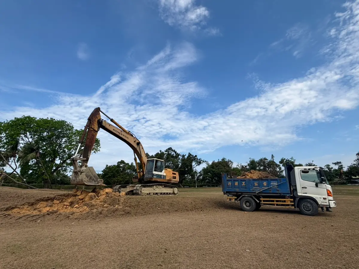 ▲高市府基於公共安全，已進場澄清湖高爾夫球施工滯洪池，工區包括球道旁的蓄水池、練習場等，並管制車輛進出，以維安全。(圖／高市府提供)