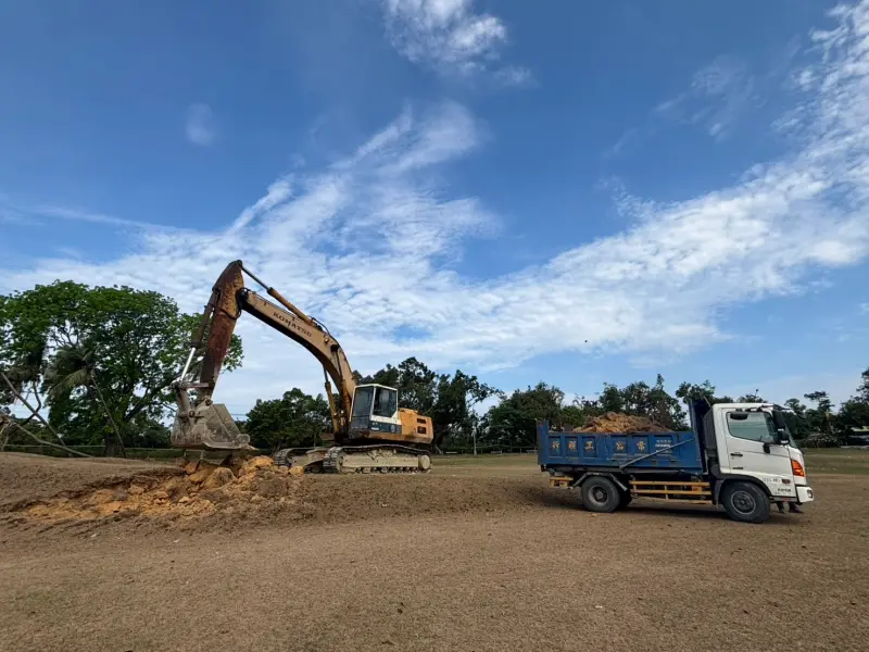 ▲高市府基於公共安全，已進場澄清湖高爾夫球施工滯洪池，工區包括球道旁的蓄水池、練習場等，並管制車輛進出，以維安全。(圖／高市府提供)