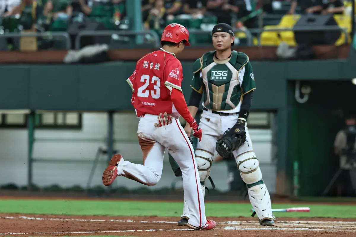 ▲台鋼雄鷹單場發生7次失誤，味全龍劉俊緯敲出三壘安打，並且靠著雄鷹的爆傳輕鬆回到本壘得分。（圖／味全龍提供）