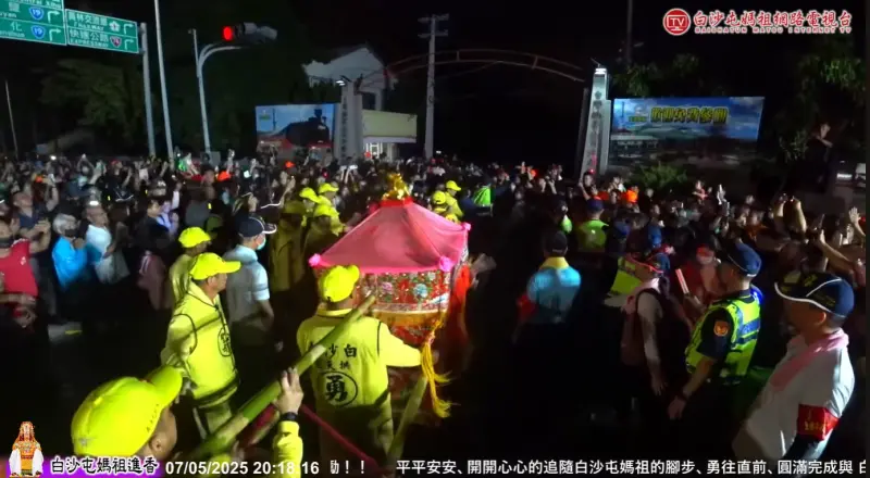▲白沙屯媽祖7日一路急行至晚間8時18分，才摸黑衝進溪湖糖廠駐駕休息。（圖／白沙屯媽祖網路電視台）