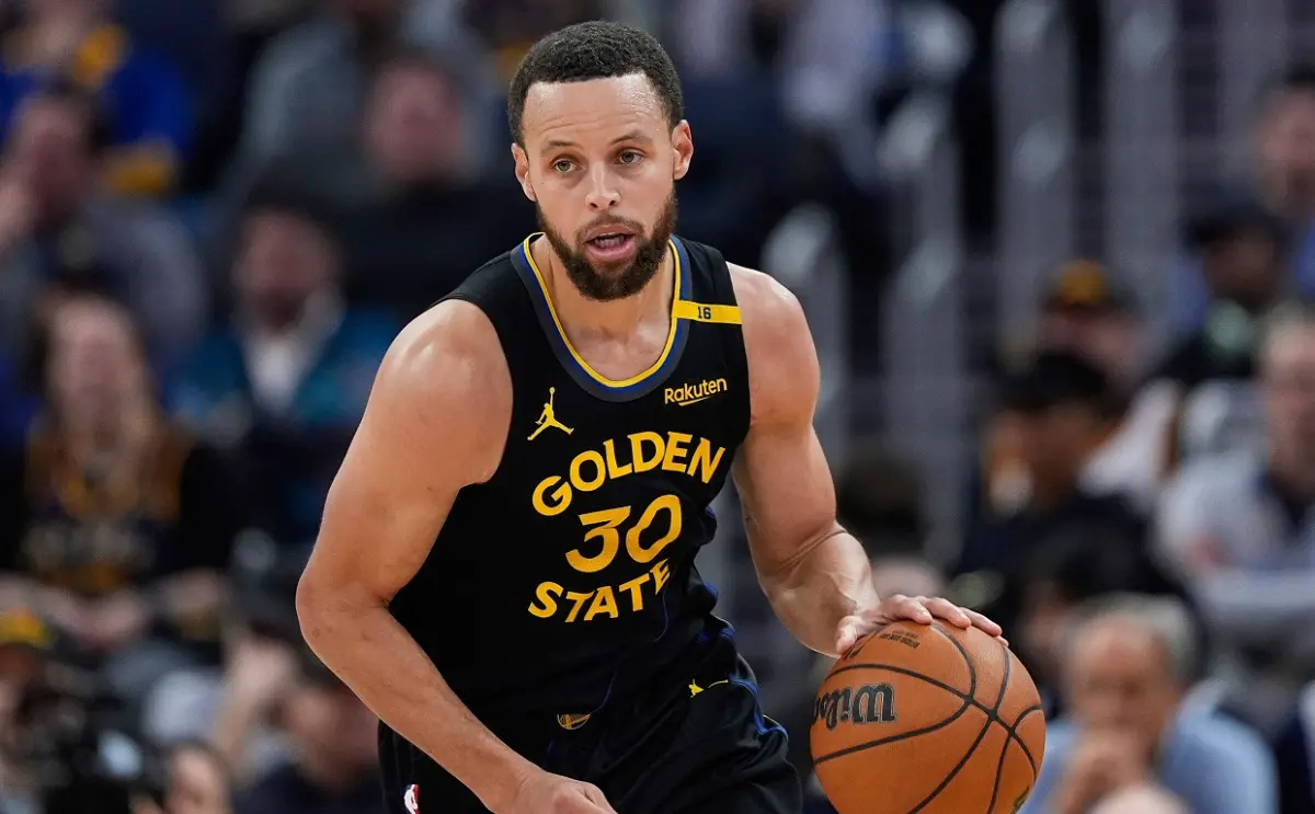 ▲Stephen Curry於勇士、灰狼G1的第二節，意外發生左腿筋拉傷狀況，後續留在場上硬撐47秒才下場，如今傷勢出爐確定為一級拉傷，至少得休戰1周，等同未來3場都得缺席。（圖／美聯社／達志影像）