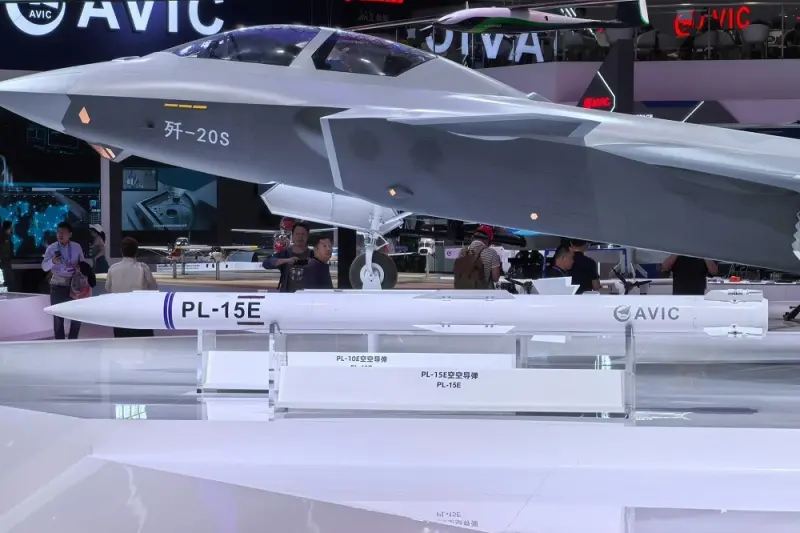 ▲2024年珠海航展展示霹靂-15E(PL-15E)空對空飛彈。(圖/取自X平台@Fighterman_FFRC)