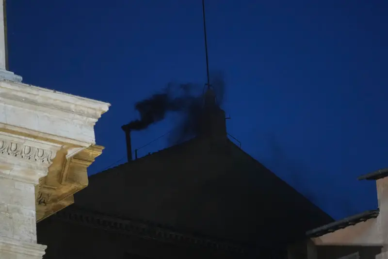 新教宗尚未出爐！梵蒂岡西斯汀教堂放黑煙　首輪投票無果