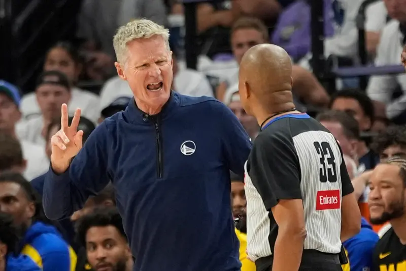 ▲針對明尼蘇達灰狼主帥Chris Finch聲稱要提交影片給聯盟上賽，金州勇士總教練Steve Kerr（圖中者）則回應：「Stephen Curry整場被熊抱，也沒吹。」（圖／美聯社／達志影像）