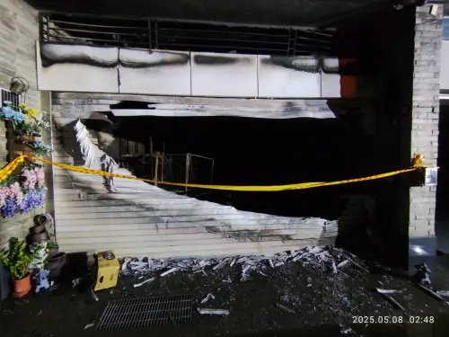 台南永康民宅車庫暗夜大火,燒毀4輛機車,所幸住戶5人及時逃往頂樓獲救。(圖/台南市消防局提供) ▲台南永康民宅車庫暗夜大火,燒毀4輛機車,所幸住戶5人及時逃往頂樓獲救。(圖/台南市消防局提供)