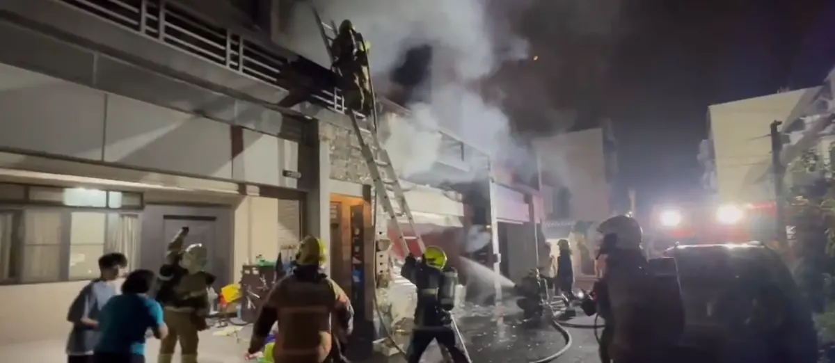 ▲台南永康民宅車庫暗夜大火，燒毀４輛機車，所幸住戶５人及時逃往頂樓獲救。（圖／台南市消防局提供）