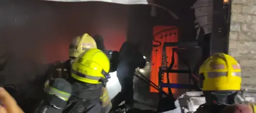 台南永康民宅車庫暗夜大火,燒毀4輛機車,所幸住戶5人及時逃往頂樓獲救。(圖/台南市消防局提供) ▲台南永康民宅車庫暗夜大火,燒毀4輛機車,所幸住戶5人及時逃往頂樓獲救。(圖/台南市消防局提供)