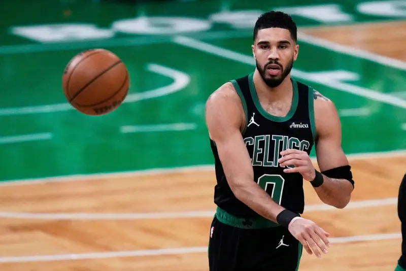 ▲紐約尼克以91：90客場驚險擊敗波士頓塞爾提克，在7戰4勝的系列賽中以2：0取得領先。隨著這場敗仗，身為2024年NBA總冠軍的塞爾提克陷入晉級危機，可能延續近年「衛冕冠軍難闖分區決賽」的詛咒。（圖／美聯社／達志影像）