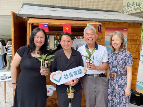 ▲開幕當天貴賓雲集。（右起）台科大通識中心主任李思穎、台科大副校長劉志成、泰國Prayoon藝術基金會總監Wayla和湄公河文化中心主理人李慧珍。（圖／湄公河文化中心提供）