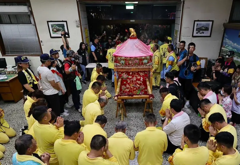 ▲白沙屯媽祖昨晚駐駕在溪湖糖廠，創下兩個第一次，分別是「第一次停在觀光地區」以及「第一次停在糖廠」。（圖/白沙屯拱天宮臉書）