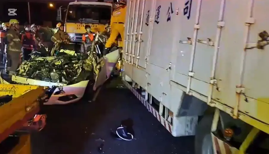 ▲7日深夜國1南下台南仁德段發生4輛大車及1輛轎車連環追撞車禍，造成1死5傷，轎車嚴重變形，駕駛當場死亡，女乘客驚嚇大喊「快救我」。（圖／台南市消防局提供）