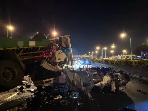 ▲7日深夜國1南下台南仁德段發生4輛大車及1輛轎車連環追撞車禍，造成1死5傷，轎車撞成廢鐵。（圖／台南市消防局提供）