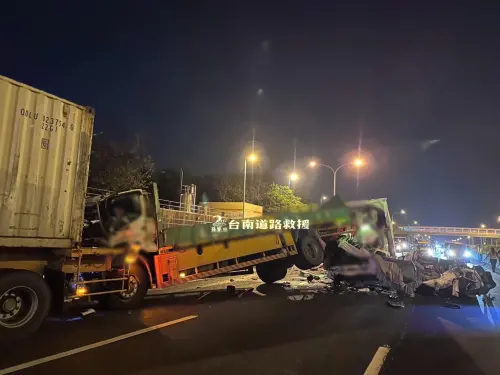 ▲7日深夜國1南下台南仁德段發生4輛大車及1輛轎車連環追撞車禍，造成1死5傷，轎車撞成廢鐵。（圖／翻攝臉書）